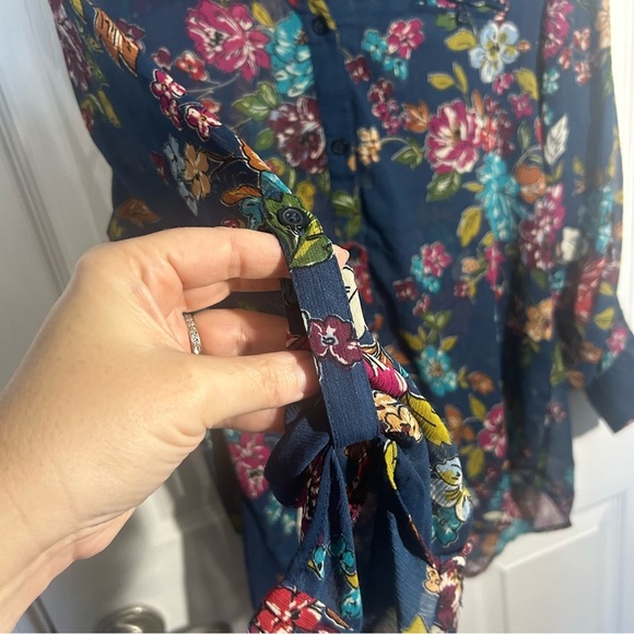 Kut from the Kloth Navy Floral Sheer Sinclaire Button Down Blouse Size Large - Picture 9 of 15